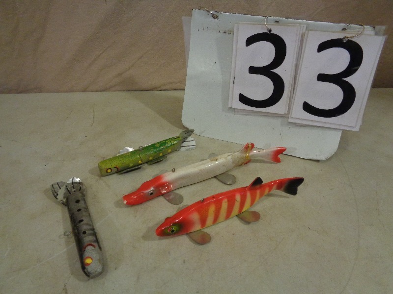 lot 33 image: 4 Spearing Fishing Decoys