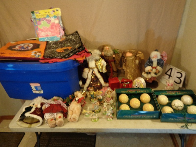 lot 43 image: Christmas and Holiday Decorations