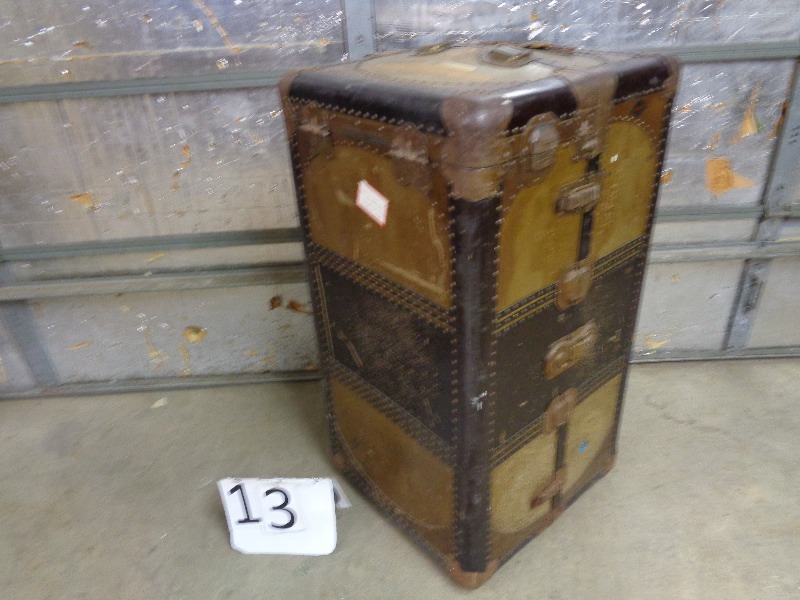 lot 13 image: Dependo Vertical Wardrobe Trunk