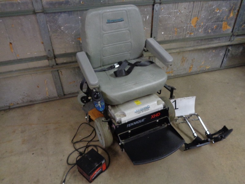 lot 1 image: Hoveround Teknique XHD Handicap Scooter  Chair