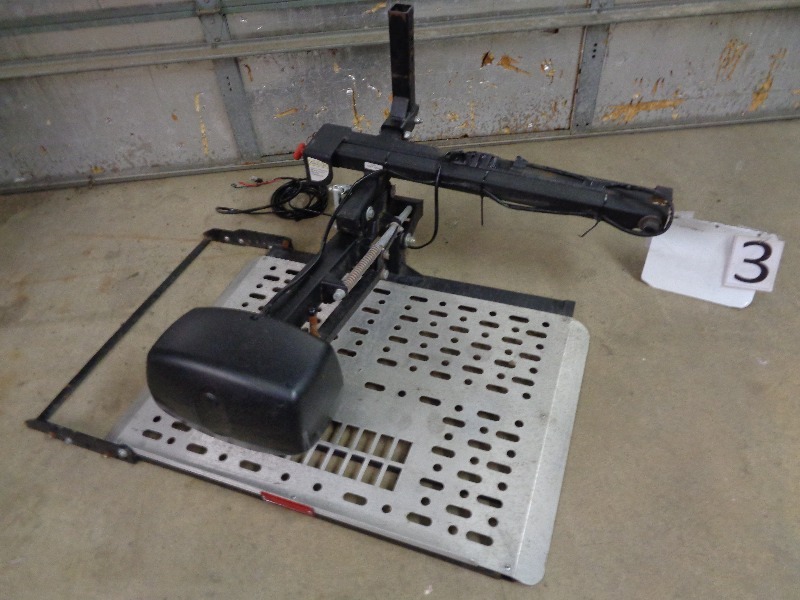 lot 3 image: Vehicle Lift