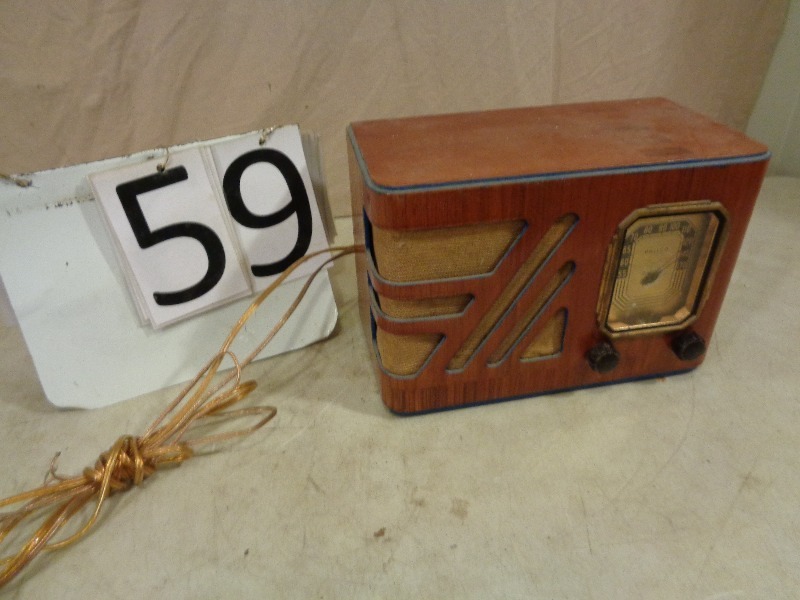 lot 59 image: Philco Glass Tube Radio Model 38-12