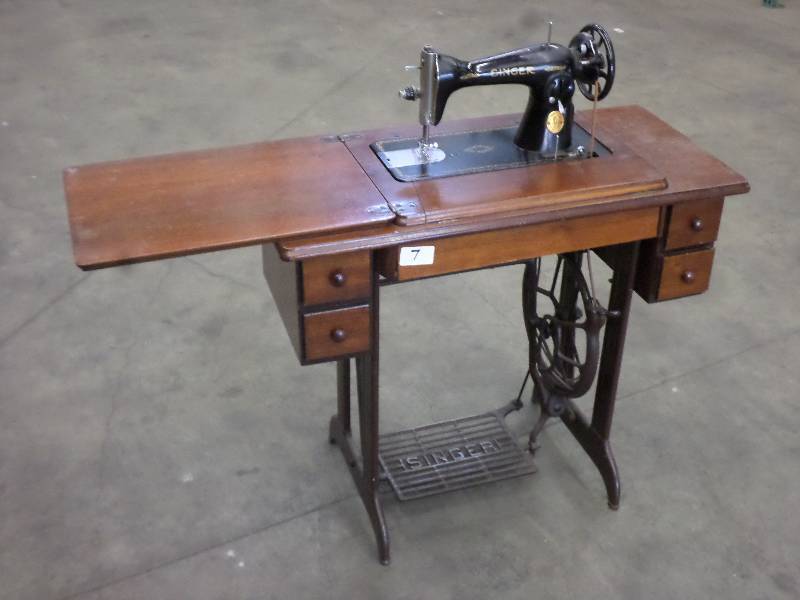 lot 7 image: Nice Antique Singer Sewing Machine ...