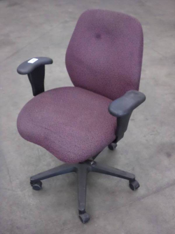 lot 14 image: Fully Adjustable Mid-Back Rolling O...