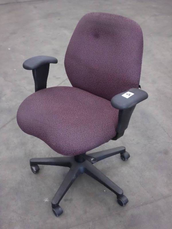 lot 15 image: Fully Adjustable Mid-Back Rolling O...