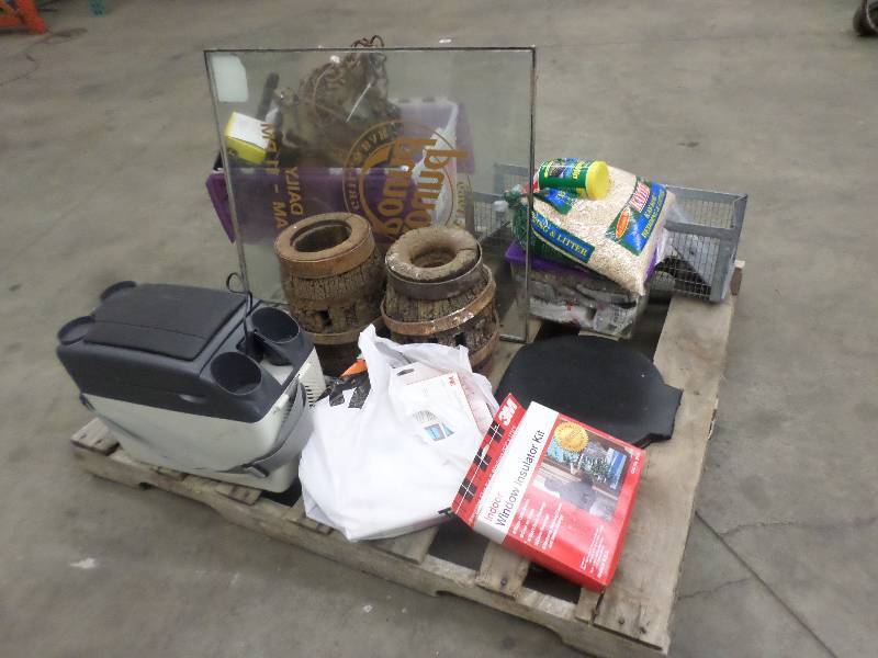 lot 31 image: Pallet Lot Antique Wagon Wheel Hub...