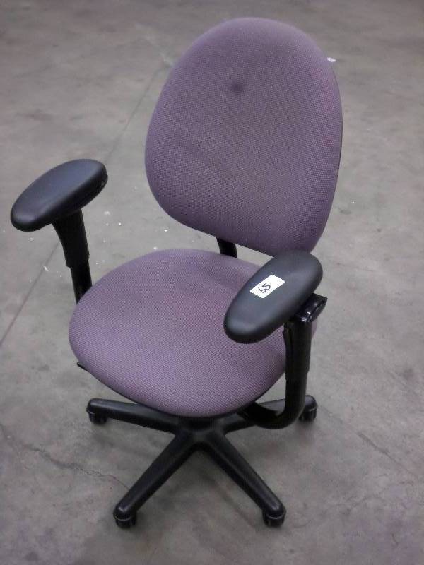 lot 65 image: Adjustable Rolling Office Chair ...