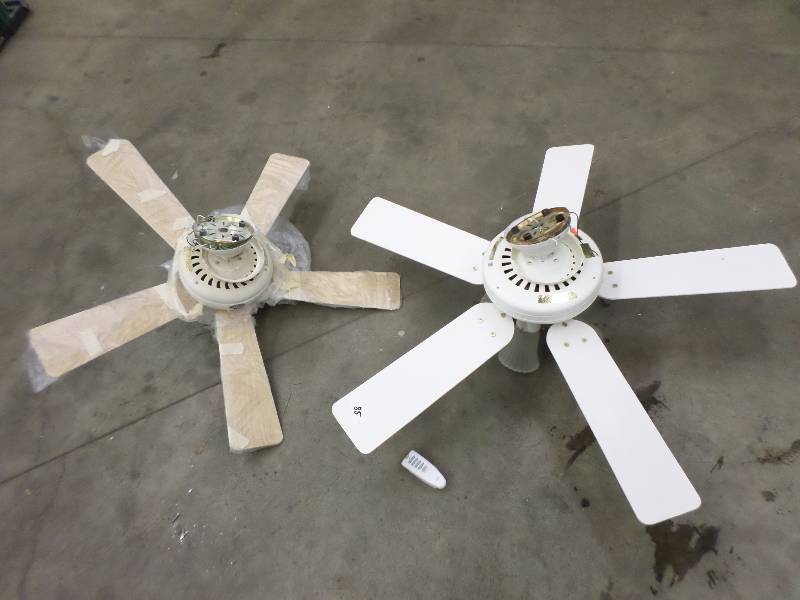 lot 85 image: (1) Hunter 110Volt Lighted Ceiling ...