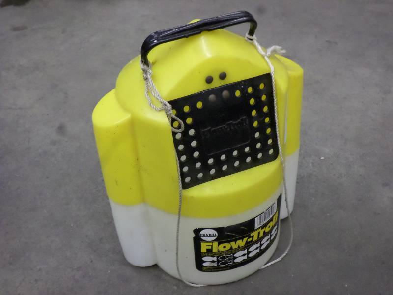 lot 101 image: Frabill Flow-Trol Minnow Bucket ...
