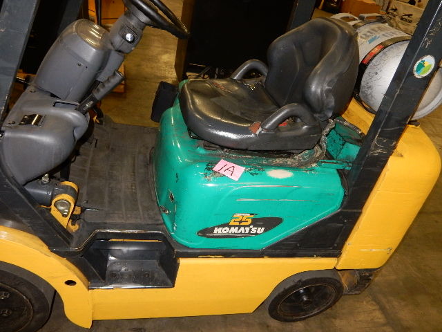 Komatsu, Propane gas Fork Lift.. Works Well Capacity 4480 lbs.