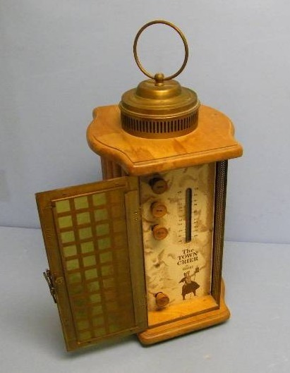 lot 9 image: Guild, Town Crier, Antique  Collectible, Tube Radio