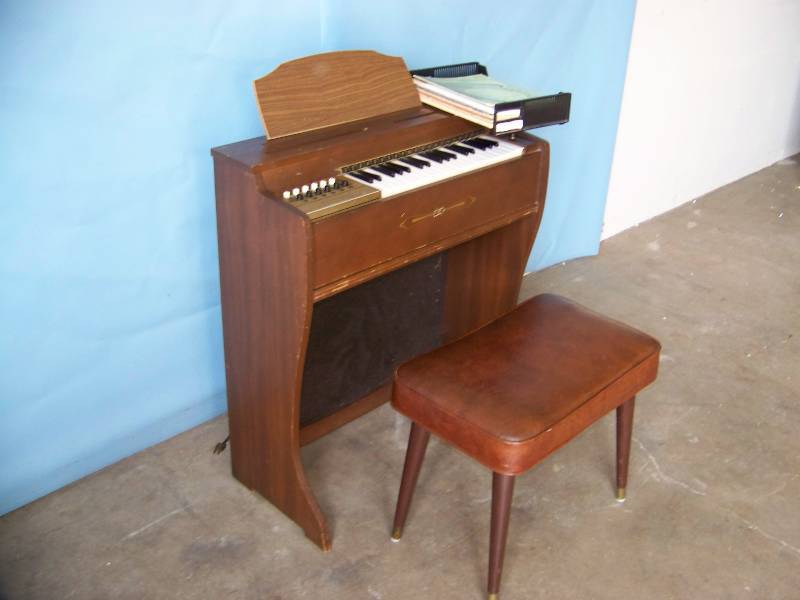 lot 14 image: Vintage, Electric, Chord Organ with Bench and Music Books