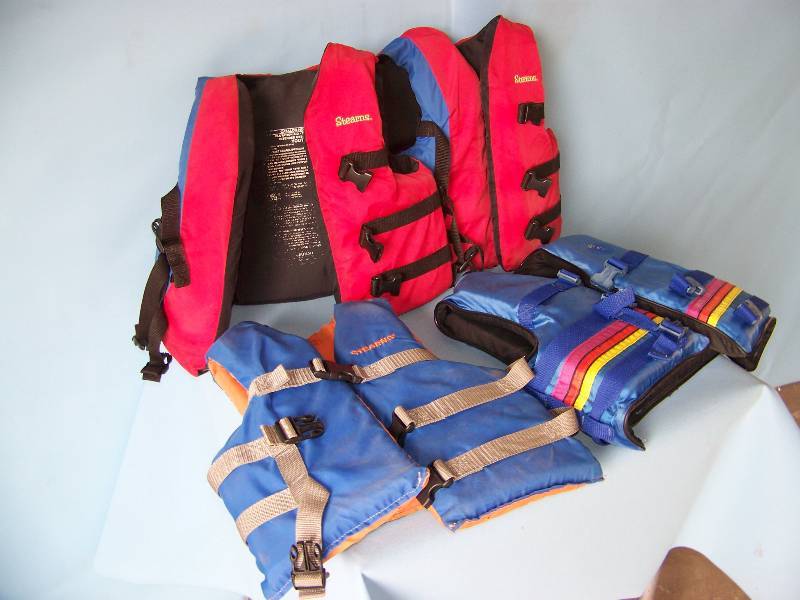 lot 31 image: (4) Youth Sized, Life Jackets