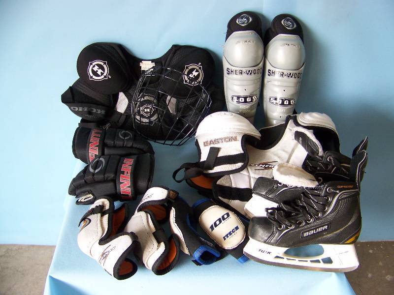 lot 34 image: Kids  Youth Hockey Gear and Bag