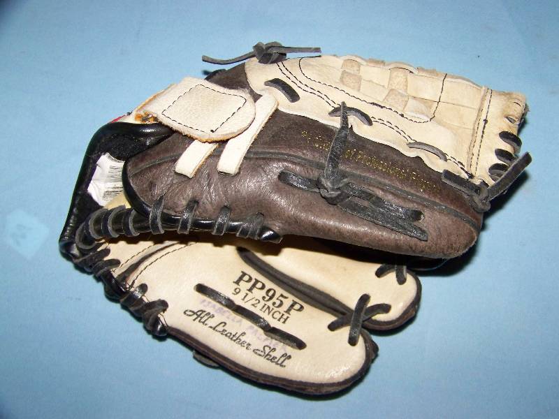 lot 35 image: (3) Kids Baseball Gloves