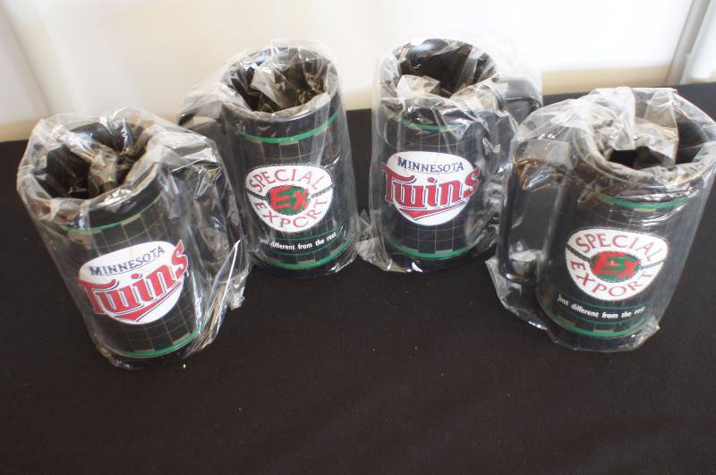 lot 17 image: (4) Minnesota Twins Mugs