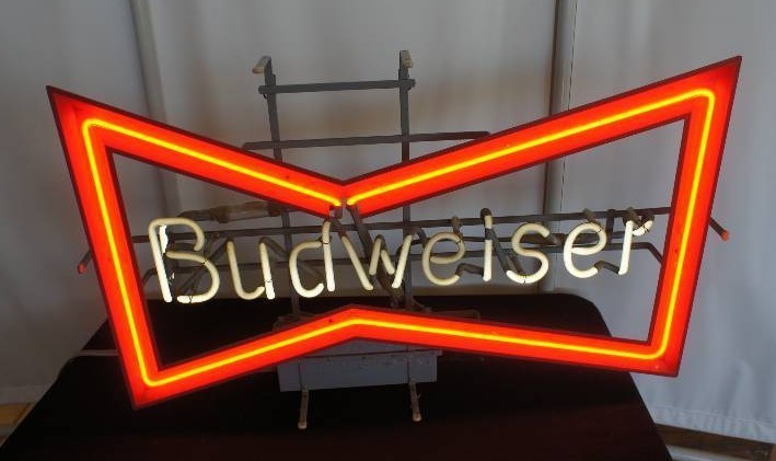 lot 21 image: Budweiser Bow Tie Neon
