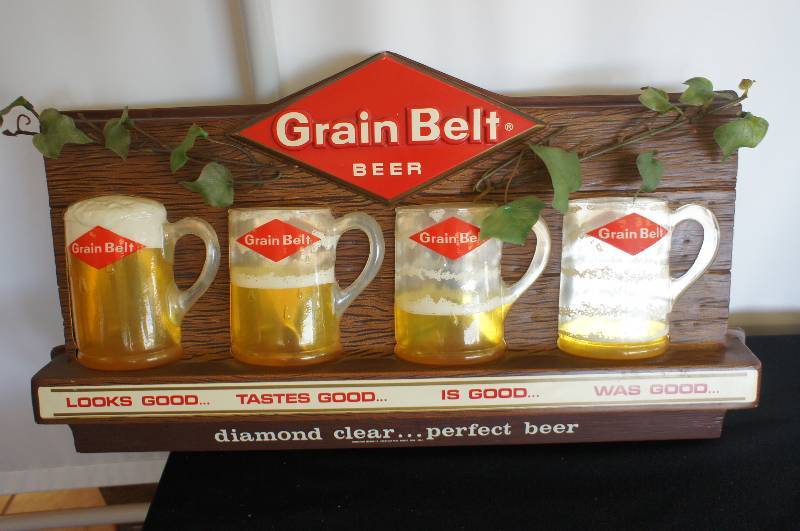 lot 28 image: Grain Belt Diamond Clear Beer 4 Mug Sign