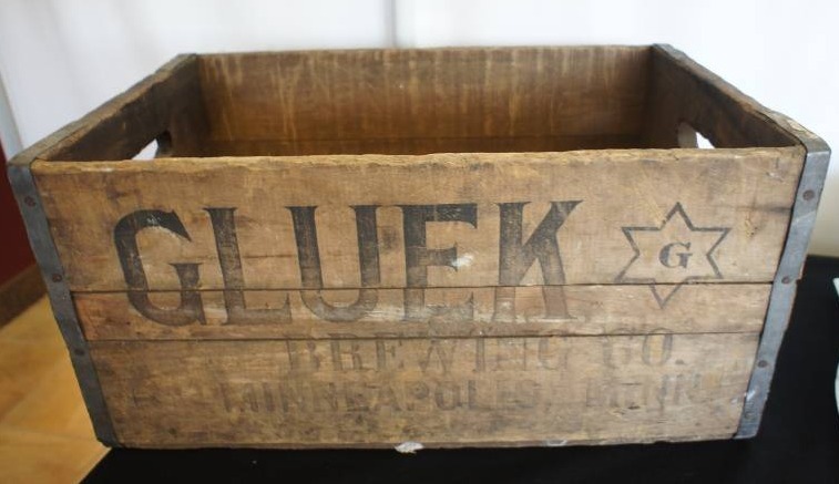 lot 50 image: Gluek Beer Wooden Beer Crate