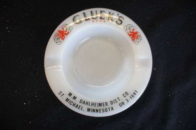 lot 118 image: Gluek Beer Round Milk Glass Ashtray
