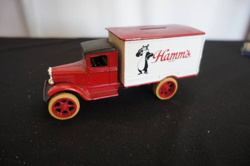 lot 122 image: Hamms 1931 Hawkeye Coin Bank