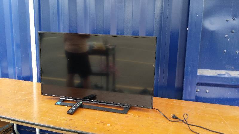 Sony Bravia 40 Flat Screen TV with Remote Control