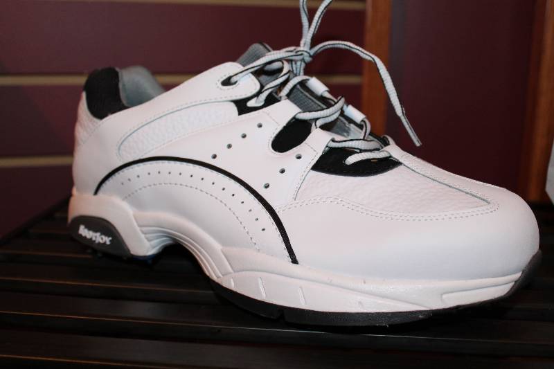 lot 500 image: Footjoy Superlites Golf Shoes Size 10.5.