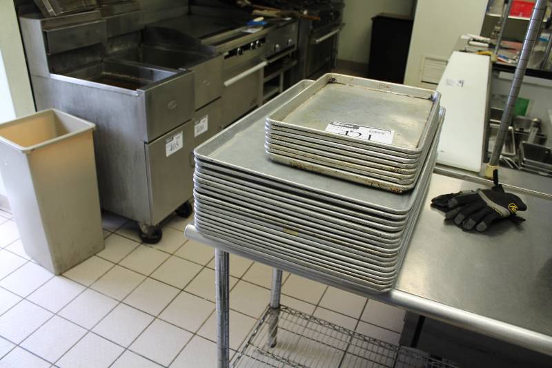 lot 421 image: Lot of (25) Metal Baking Trays 18 x 26 (17), 13 x 18 (8).