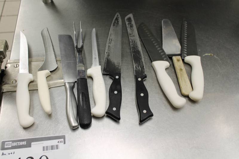 lot 430 image: Lot of Kitchen Knives Including Bread Knife Chopping Knife Pie Cutter And More.
