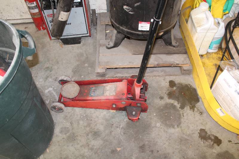 lot 96 image: Hydraulic Floor Jack wPump Handle 2 14Ton.