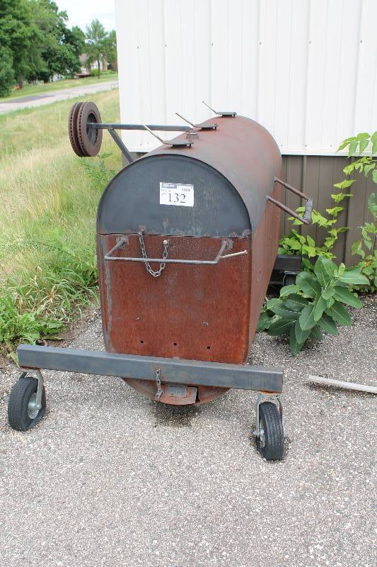 lot 132 image: Metal Grill wGrates & Frame Wheels Lid wHandle 49 x 71 x 54.