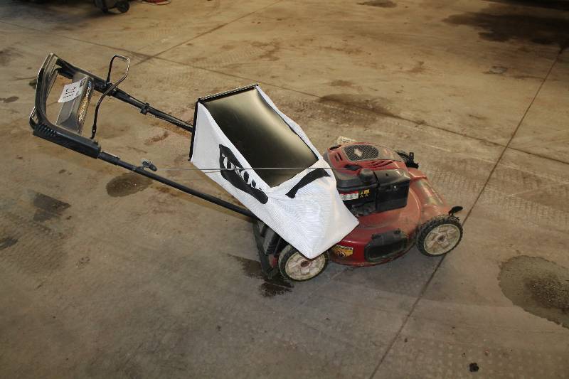 lot 211 image: Toro Recycler Push Lawn-Mower 22 Blade 190CC.