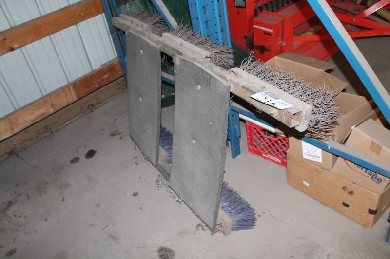 lot 216 image: Brush Sweeping Attachment w4 Brushes & Wooden Frame.