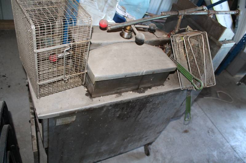 lot 264 image: Pressure Fryer 600 Deep Fryer wBasket Untested 18 x 40 x 51.