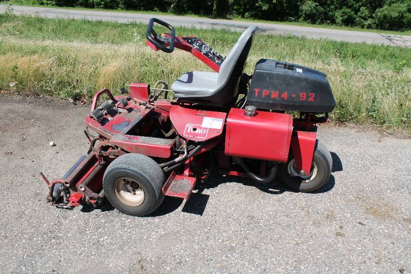 lot 25 image: Toro Greensmaster 3000 Commercial Riding Lawn Mower wSteering Wheel & Seat Kohler Engines Motor M16S Tested & Operational.