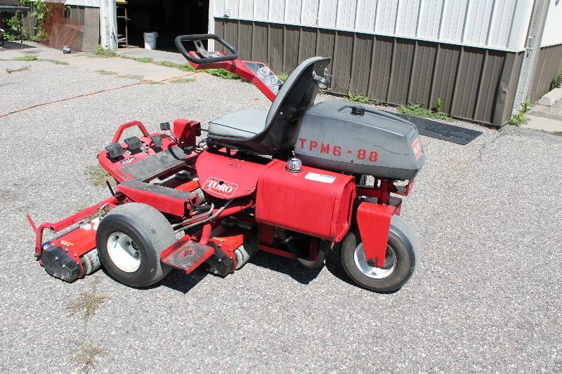 lot 7 image: Toro Greensmaster 3000 Commercial Riding Lawn Mower wSteering Wheel, True Surface Vibe V Attachments For True Greens Seat Motor M16S Tested & Operational.
