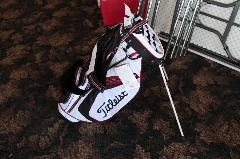lot 39 image: Titleist Golf Bag wFork Stands & Shoulder Carrying Straps New Condition.