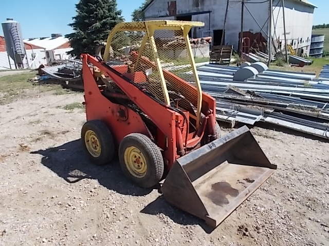 lot 22 image: Gehl Model 2400 Skid Loader, 24 hp ...