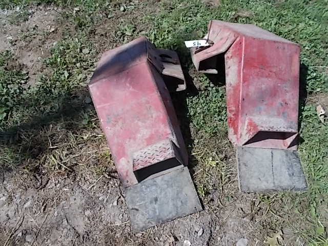 lot 43 image: International Tractor Fenders...