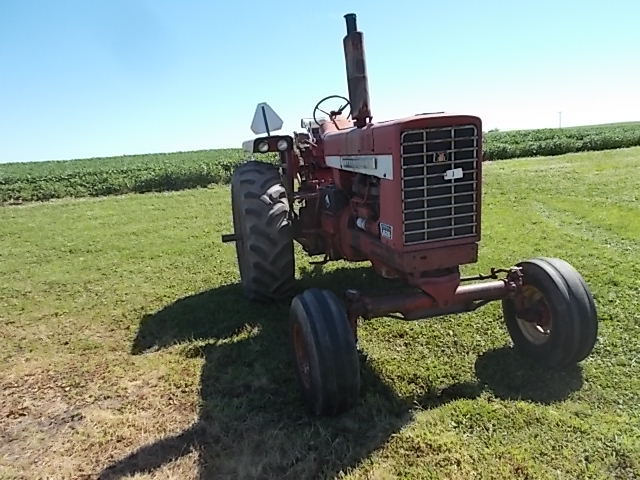 lot 1 image: International Farmall 826 Tractor, ...
