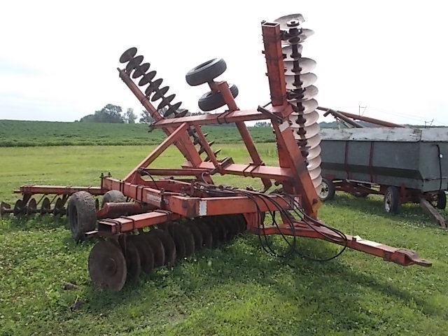 lot 3 image: Allis Chalmers Model 3300  Disc, 24...