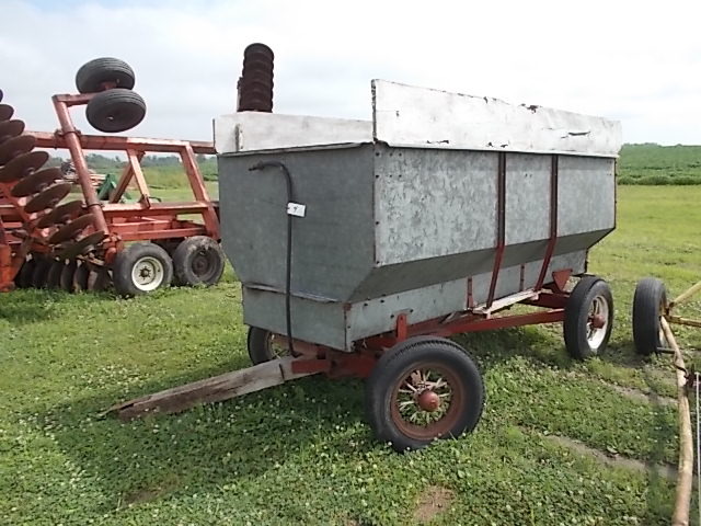 lot 4 image: Dump Wagon with Flare Box...