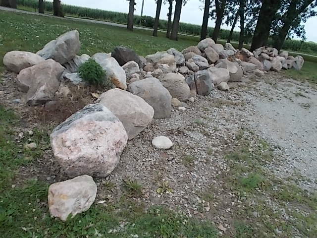 lot 57 image: Asstd Boulders, Seller To Load Com...