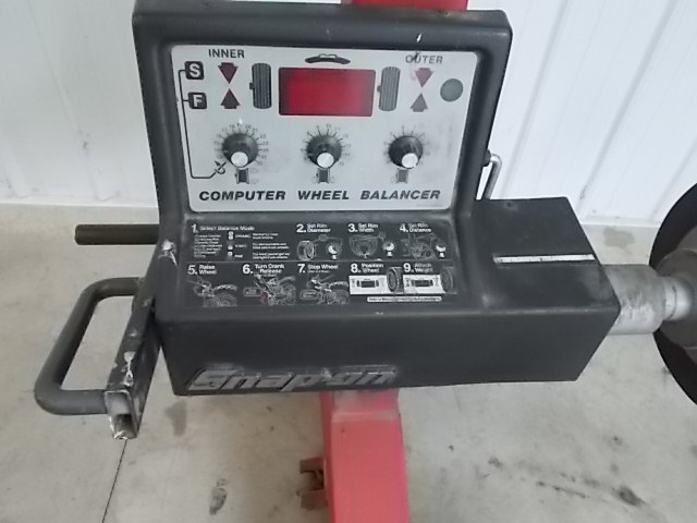 lot 58 image: Snap-On Model WB400 Tire Balancer, ...