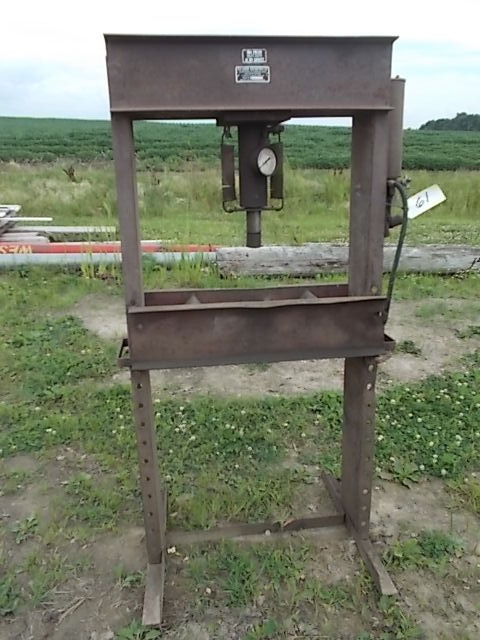 lot 61 image: Red Arrow 40 Ton Press, 30 Throat,...
