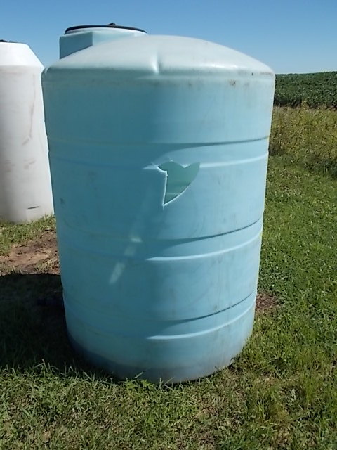 lot 187 image: Poly Tank, (2) Valves, 500 Gallon, ...