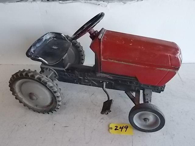 lot 249 image: Ertl Pedal Tractor, Case Internatio...