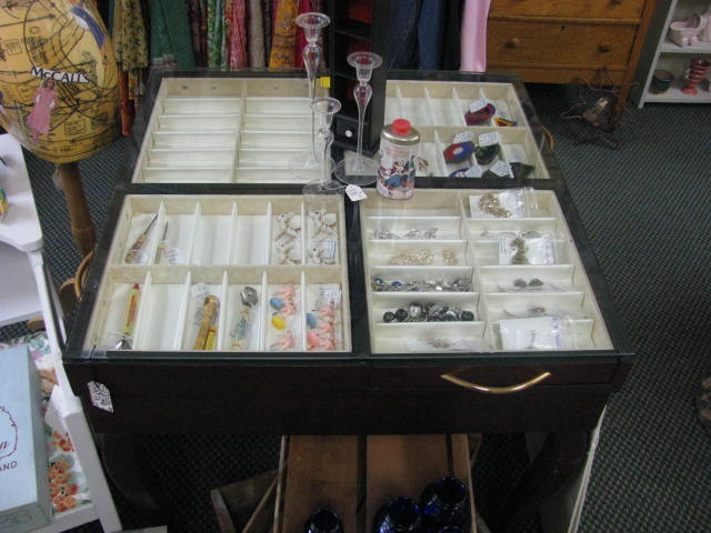 Display table for retail