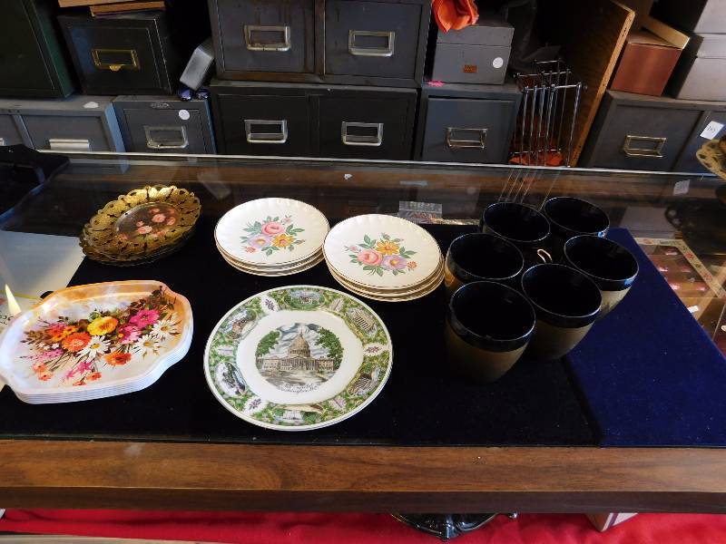 misc plates, tins and cups