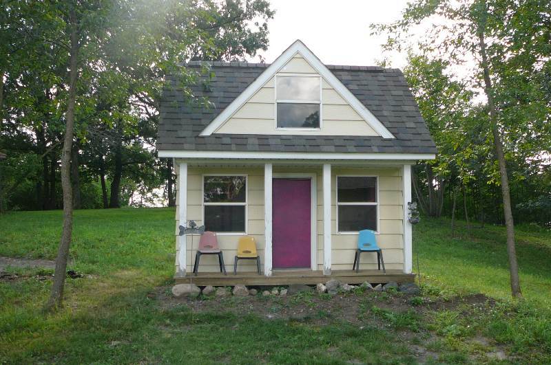 lot 1 image: Childrens Playhouse